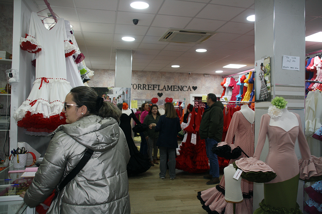 Clientas probando trajes de flamenca con descuentos en Torre Flamenca