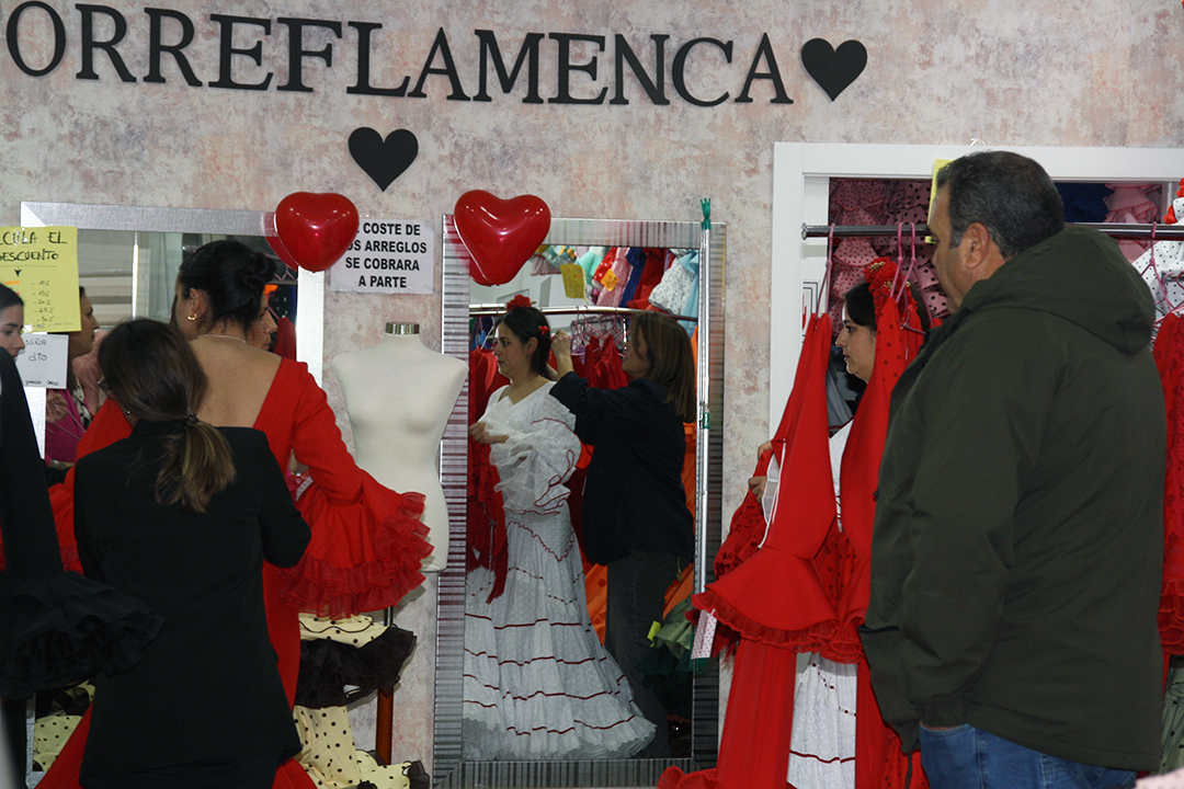 Clientas probando trajes de flamenca con descuentos en Torre Flamenca