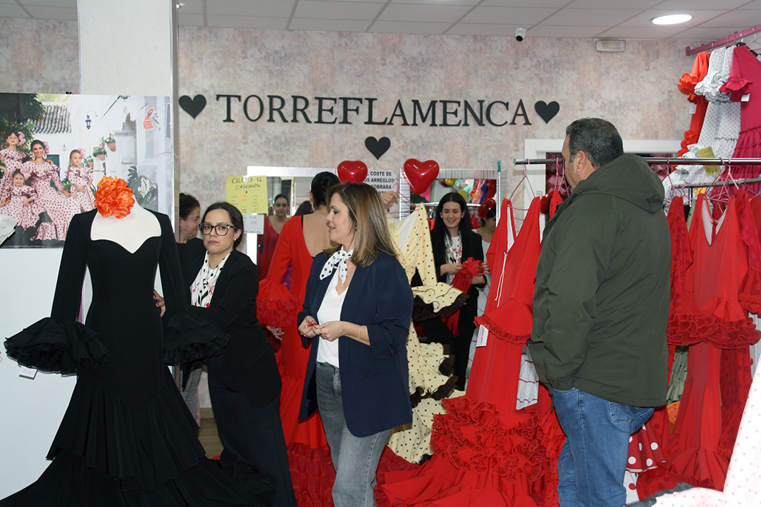 Clientas probando trajes de flamenca con descuentos en Torre Flamenca