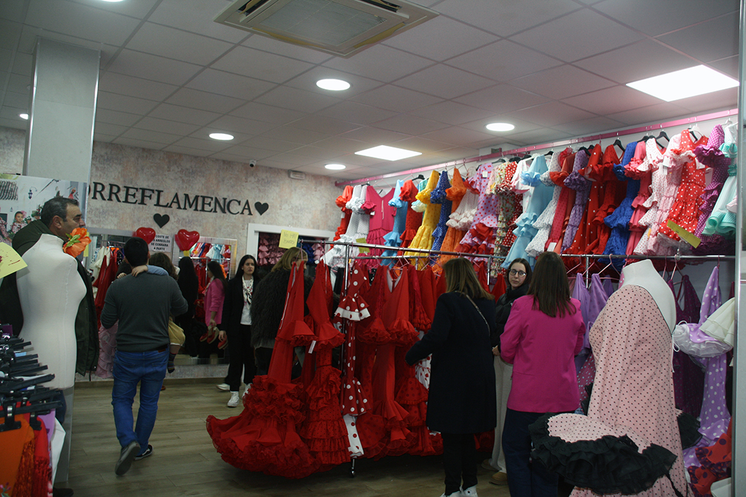 Clientas probando trajes de flamenca con descuentos en Torre Flamenca