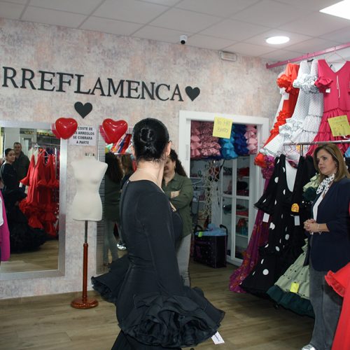 Clientas probando trajes de flamenca con descuentos en Torre Flamenca ()